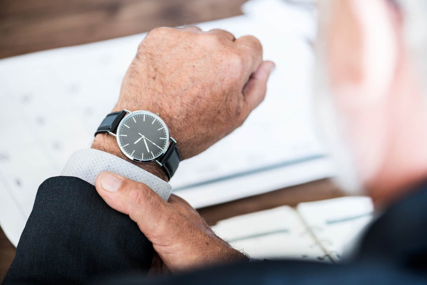 Persona de negocios observando su reloj