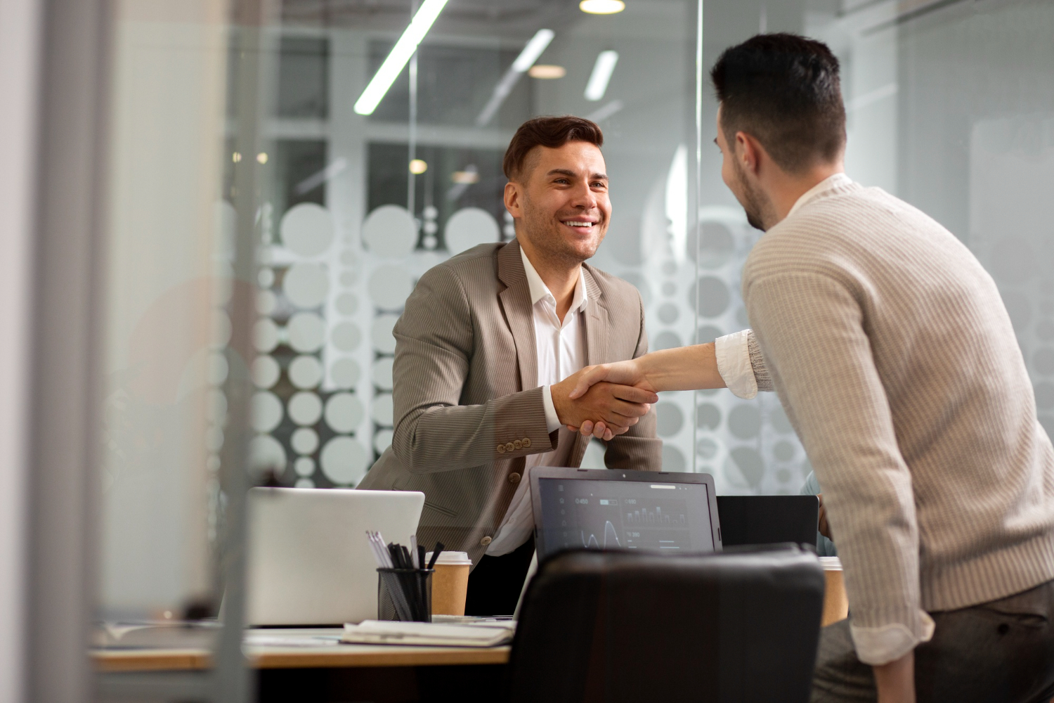 Experto en ventas aplicando técnicas para escuchar al cliente y obteniendo una venta.